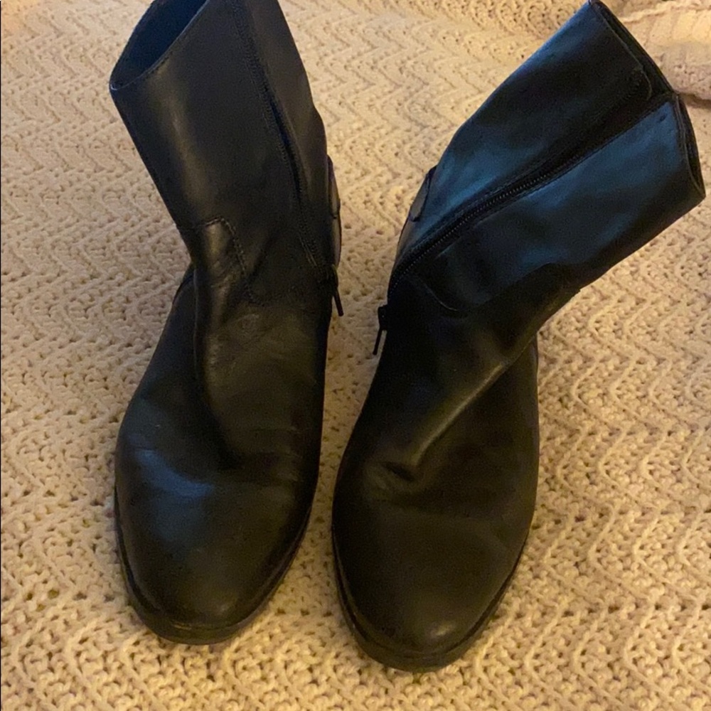 Women’s Marc Fisher zip ankle boots, size 10